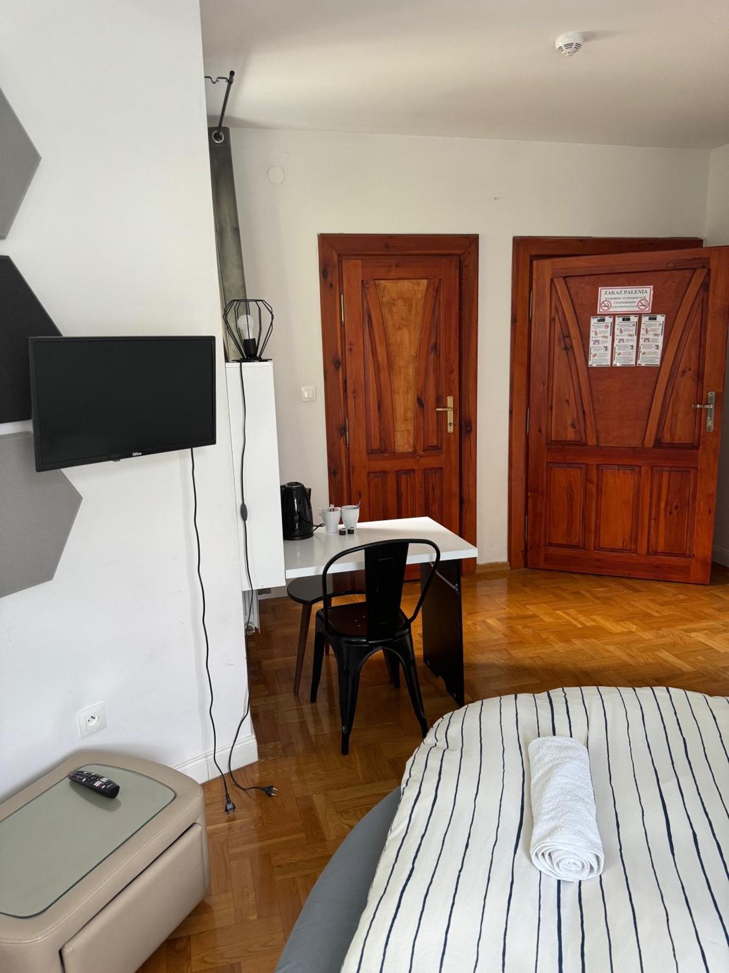 The Castle Suites & Apartment - Free Parking - (Adults Only) Краков Экстерьер фото